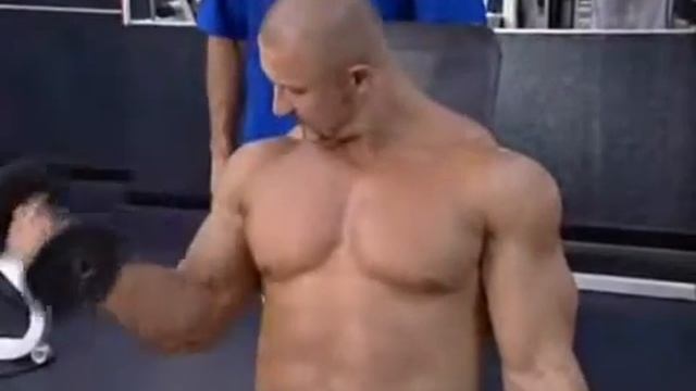 Упражнения на бицепсы. Сгибание рук с гантелями смотреть онлайн