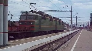 Электровоз ВЛ80Т-1406 (ТЧЭ-21) с тремя вагонами-платформами.