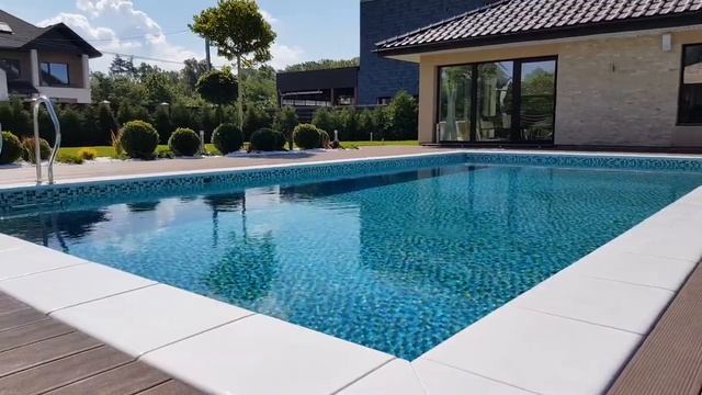 Бассейн с зоной отдыха и зеленым декором из самшита смотреть онлайн