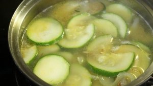 Крем-суп из цукини с рикоттой, киноа и укропом