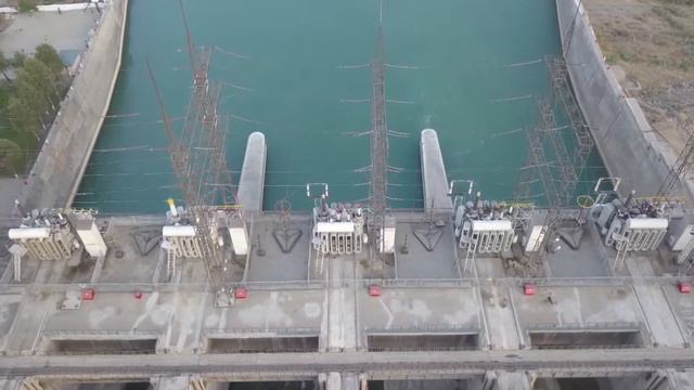 Эмомали Рахмон и Шавкат Мирзиёев посетили Кайраккумскую гидроэлектростанцию