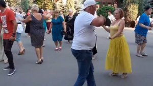 ПЧЕЛА МАЙЯ! ТАНЦЫ В ПАРКЕ ГОРЬКОГО ХАРЬКОВ СЧАСТЛИВЫЕ ДНИ