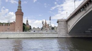Московский Кремль на берегу реки Москва