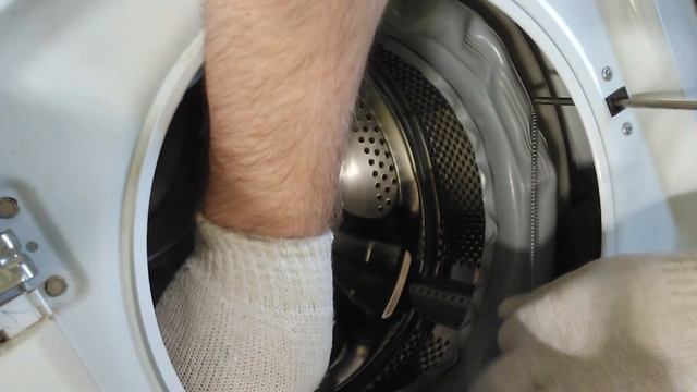 Замена манжеты загрузочного люка в стиральной машине ARISTON 100 смотреть онлайн