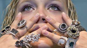 Россияне массово скупают серебро. Продажи ювелирных изделий превысили 300 миллиардов рублей