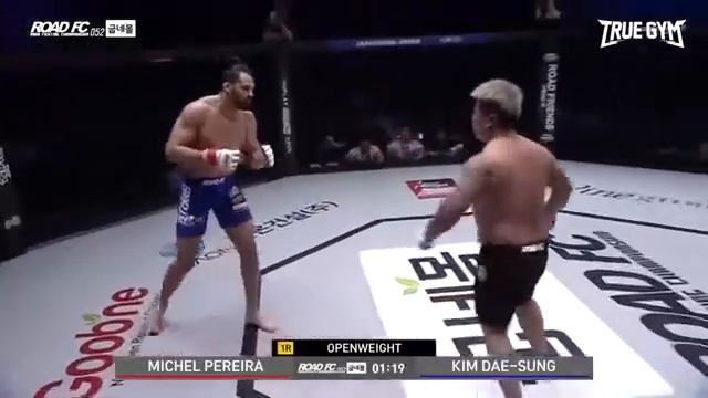 ЧТО ТВОРИТ БОЕЦ УСТРОИЛ НАСТОЯЩЕЕ БЕЗУМИЕ В БОЮ смотреть онлайн