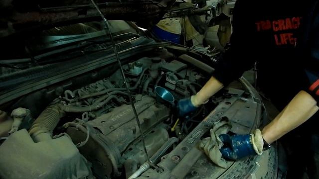 Заливка масла, замер уровня масла, запуск двигателя Шевроле Круз (Chevrolet Cruze) смотреть онлайн