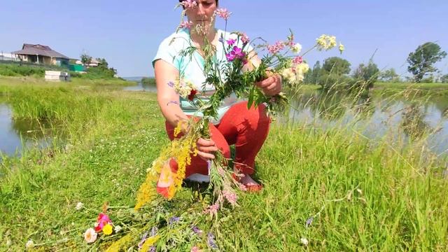 МАСТЕР-КЛАСС "ПЛЕТЁМ ВЕНОК ИЗ ЦВЕТОВ" (6 июля - День плетения венков) смотреть онлайн