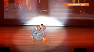 Шаолиньский Мальчик показывает йогу