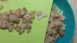 Салат из селёдки , лука и горошка