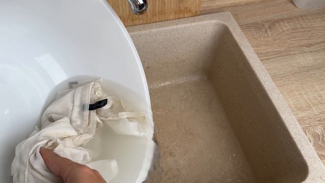 Как отстирать желтые пятна от пота?