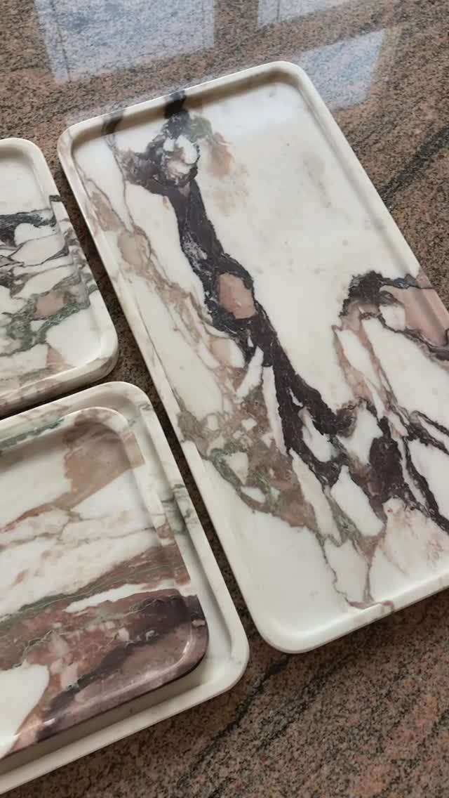 Декоративные подносы из итальянского мрамора Calacatta Viola.