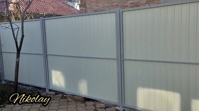 Забор из профнастила и профтрубы .