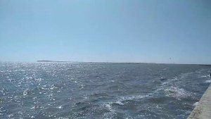 Медузы и ветер в Геническе,есть места где нет волн и почти нет медуз.