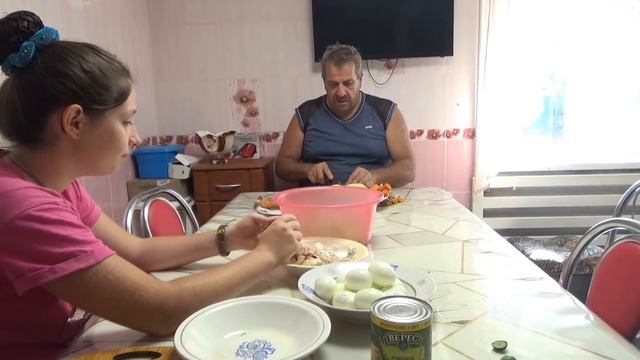 Андрей подготовил сюрприз. Плов на мангале. Приготовили оливье. смотреть онлайн