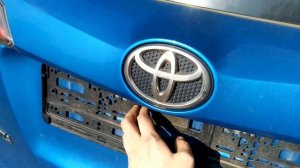 Дребезг номерной рамки Rav4