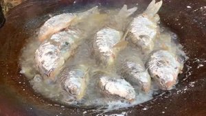 ? ЖАРЕНЫЕ КАРАСИ С ХРУСТЯЩЕЙ КОРОЧКОЙ НА САДЖЕ/ ЖАРЕНАЯ РЫБА/ Fried Fish?