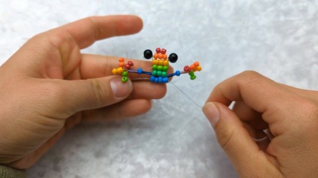 Брелок ЛЯГУШКА из крупного бисера на проволоке / How to make a beaded FROG on a wire keychain смотреть онлайн