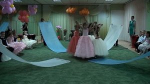 Танец с полотнами "Небо" на выпускном в детском саду