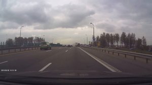 У фуры на ходу отцепился полуприцеп