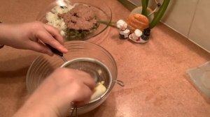 Салат с тунцом и соленым огурцом
