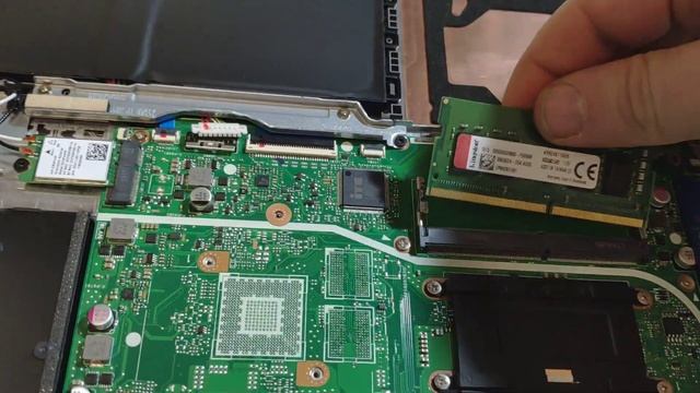 Asus VivoBook X512UA увеличиваем память до 12Gb и меняем SSD на m2.nvme. смотреть онлайн