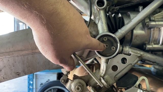 R 1200 GS Teardown: Removing the Final Drive, Rear Shock, Swing Arm and Drive Shaft смотреть онлайн