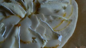 Пицца с грушей и сыром Камамбер