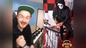 Очень классно играет резиновыми утками!!!