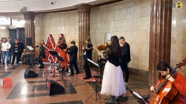 «Simply the Best» и танцы в новогоднем метро (играет «Moon Eclipse») смотреть онлайн