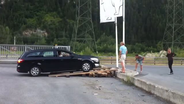 Auto fährt über Mauer (Music) смотреть онлайн