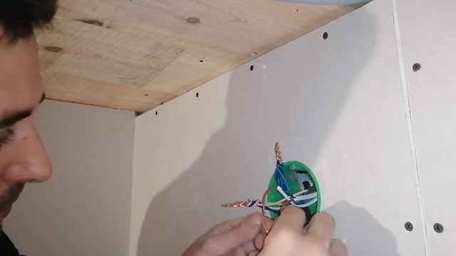 Подключение двухклавишного выключателя(распред коробка)