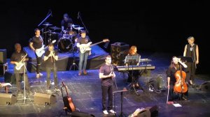 От зари до зари, от темна до темна, о любви говори, пой гитарная струна!