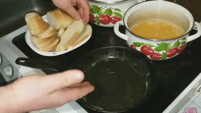 Очень вкусные гренки. Самый простой рецепт. Домашние гренки. Как жарить гренки. смотреть онлайн