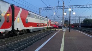 ЭП2К-228 заходит с 50 км/ч по Туле-1 на зелёный с двухэтажным поездом №30 Белгород—СПБ.