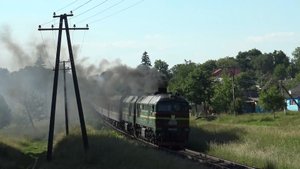 Сила. Тепловоз 2М62У тащит в горку состав. Советский тепловоз с дизелем мощностью 2000 лс.(1471 кВт)