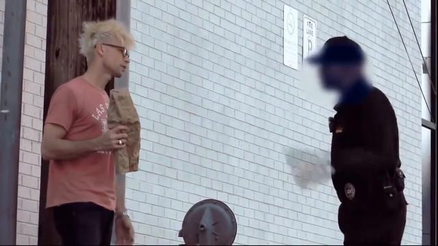 Просто лол фокусник троллит полицейского,угар,полицейский не понимает что произошло=) смотреть онлайн