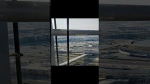Стеклянный панорамный лифт спускается с  53 этажа. Смотровая Sky Views. Дубай.