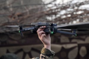 солдат ВС РФ голыми руками поймал дрон ВСУ | новости сегодня