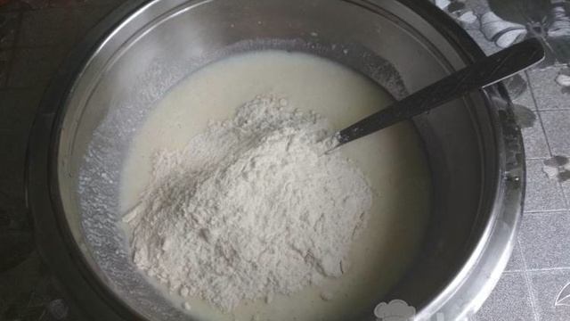 Оладьи с клубникой и бананами на кефире