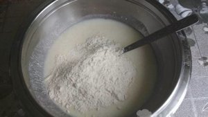 Оладьи с клубникой и бананами на кефире