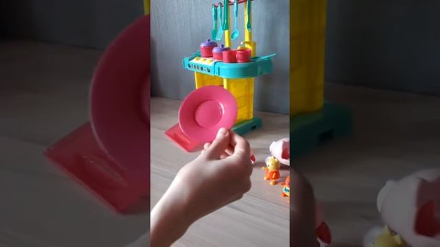 Кухня Пеппы... Джордж,Пеппа,Ребека,Кэтти кушают мармеладных мишек и червячков. смотреть онлайн