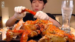 Кореец ест огромного краба