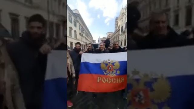 Итальянцы в центре Рима поют гимн России на площади в столице Италии - piazza Dei Sant' Apostoli. смотреть онлайн