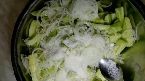 Салат из огурцов с зерновой горчицей.