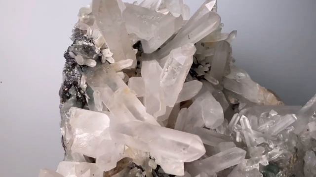 Горный хрусталь. Друза. 4.17 кг. Гуандун смотреть онлайн