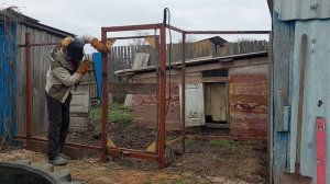 We are from Russia. Простейший замок- защёлка на калитку. Загон для птицы готов.