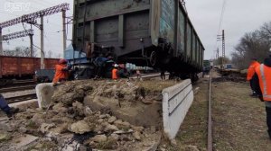 Вот таким краном убирают вагоны после схода! Вагончик. Железная дорога.