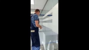Матирование стеклянных дверей и офисных перегородок
