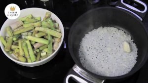 Asparagus cream soup with Cheese the Queen Green Pepper & Chives